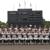 長嶋茂雄さんの一周忌追悼試合で「３」をつくり集合写真に臨む佐倉高ナイン

