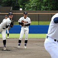 追悼試合の始球式を担った佐倉高野球部の女子部員・玉置空選手（左）

