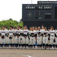 長嶋茂雄さんの一周忌に合わせて行われた追悼試合で黙とうする佐倉高と熊谷高の両校ナイン＝長嶋茂雄記念岩名
