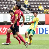 埼玉県選抜との試合で、決勝ゴールを決めた千葉県選抜主将の鈴木さん（右）＝６日、千葉市中央区のフクダ電子アリーナ