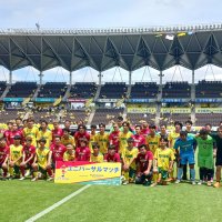 試合後、集合写真に納まる千葉県選抜と埼玉県選抜の選手ら＝６日、千葉市中央区のフクダ電子アリーナ