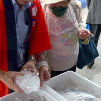 直売が人気だったカツオ＝７日、市原緑地運動公園