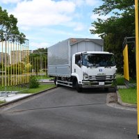 競技コースのクランクで鮮やかなハンドルさばきを見せる
