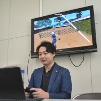 北総四都市を舞台にしたゲームをプレーする小林さん＝佐倉市役所
