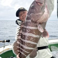 洲崎南沖で釣り上げたマハタ（写真は「萬栄丸」提供）
