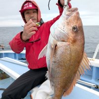 鹿島沖で釣り上げたマダイ（写真は「幸栄丸」提供）