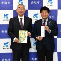 郷土の偉人知って　伊能忠敬顕彰会が本寄贈　香取市に５００冊