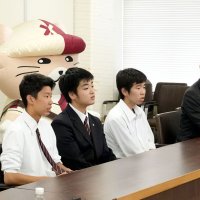 親元を離れ銚子商高海洋科で学ぶ（左から）野島さん、相田さん、榎沢さん＝銚子市役所