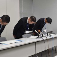 懲戒免職処分を発表し、頭を下げる伊澤浩二教育次長（中央）ら＝１０日、県庁