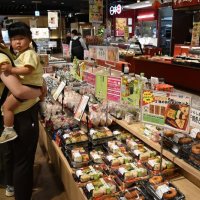 県立保健医療大学の学生が考案した「おむすびセット」も並ぶ「千葉市フェア」
