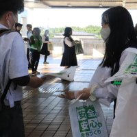 痴漢や盗撮の撲滅を訴えるチラシなどが入った袋を配布する土気高生ら＝千葉市緑区のＪＲ鎌取駅構内
