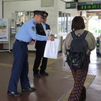 痴漢撲滅キャンペーン　署員ら成東駅でチラシ配布　山武署