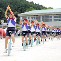 いすみ市立浪花小学校の運動会で、伝統の一輪車演技が披露された。３～６年生は「ヤングマン」など軽やかな音楽に合わせて元気に集団演技し、応援に駆け付けた保護者らに成長した姿を届けた　橋本ひとみ撮影