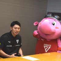「Ｂプレミアの初代王者に」と決意を語る田代選手とチームマスコットのジャンボくん
