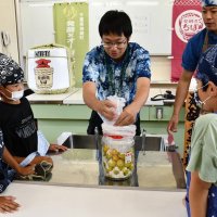 梅仕事で伝統食に理解　米沢小４年生が仕込み挑戦　神崎