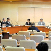 成田市議会で開催された政治倫理審査会の初会合＝１２日、同市