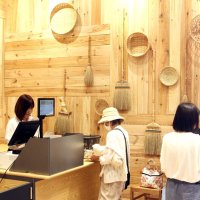 木材を用いた内装に、竹を使ったかごやほうきを展示したレジ＝１２日、館山市