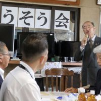 発会式で抱負を述べる唐鎌会長＝一宮町