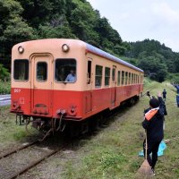 除草作業の手を休め小湊鉄道の乗客らに手を振る参加者＝１３日、市原市