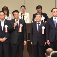 新役員を紹介する斎藤会長（左から２人目）と宇野新幹事長（右）＝１３日、千葉市美浜区
