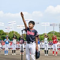 選手宣誓をする嵐田結斗主将＝１３日、習志野市