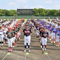 入場行進を終え、整列する選手たち＝１３日、習志野市