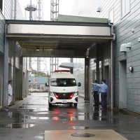 木更津市送検されるボビー・オロゴン容疑者を乗せた車両＝１５日午前８時ごろ、勝浦署