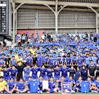 ２年ぶりの優勝を果たし、記念撮影する市船橋イレブン