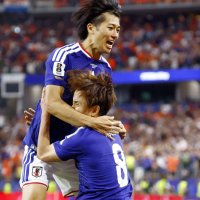 サッカー・ワールドカップ（Ｗ杯）北中米３カ国大会第４日のオランダ戦の後半、ゴールを決め久保（下）に抱きつく日本代表の中村敬斗。試合は２ー２で引き分けた＝１４日、米テキサス州ダラス（共同）