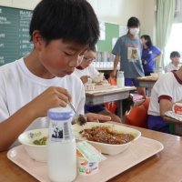 児童ら“ごちそう”頬張る　白子　新タマネギ　甘くみずみずしい地元特産品、給食に
