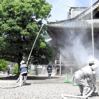 文化財火災から守れ　避難誘導、放水手順確認　成田山で消火訓練