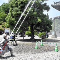 釈迦堂に放水する自衛消防隊員ら＝１６日、成田市の成田山新勝寺