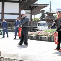 消火器で初期消火訓練を行う参加者