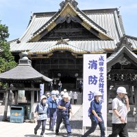 釈迦堂から参拝客を避難させる訓練