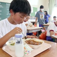 児童ら“ごちそう”頬張る　白子　新タマネギ　甘くみずみずしい地元特産品、給食に