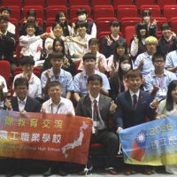 茂原樟陽高で日台交流　台湾生徒ら２０人工業機器見学、香り袋も制作