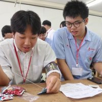 香り袋を協力して作る茂原樟陽高の生徒（左）と台湾の生徒（画像の一部を加工しています）
