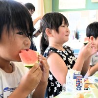 富里スイカに舌鼓　小中学、幼稚園で　甘くみずみずしい地元特産品、給食に