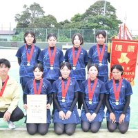 女子団体優勝の昭和学院＝白子町サニーテニスコート
