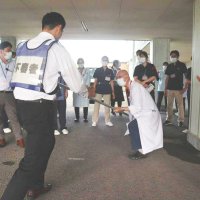 不審者から守れ！　病院　防犯教室、刺股の使い方指導　茂原署