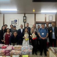 八街市を訪れ記念写真に納まるトルコ政府職員ら（日本工営提供）
