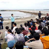 クサフグ観察を続けている照川由美子市長が案内役を務めた観察会