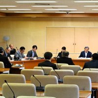 政治倫理審査会の第２回会合では、審査を請求した８議員（手前）が意見を述べた＝１９日、成田市
