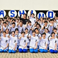 試合前、記念写真に納まる千葉ロッテの池田選手（中央上段）と、習志野高吹奏楽部の部員ら

