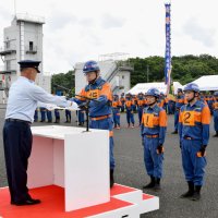 念願の競技会初優勝を飾り表彰状を贈られる市原支団第６分団の団員＝市原市総合防災センター