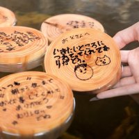 栗源小の児童らが感謝の気持ちをつづった入浴木が浮かぶ「父の日感謝風呂」＝香取市（ＴＨＥ　ＦＡＲＭ提供）
