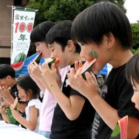 スイカの早食い競争に挑戦する子どもたち＝２１日、富里市
