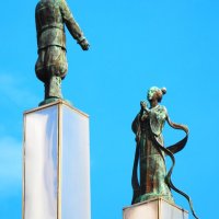 木更津市の太田山公園に立つ「きみさらずタワー」で仲むつまじく向き合う弟橘媛と日本武尊のブロンズ像