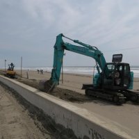 海開き控え清掃大網白里市　ごみ拾い、重機で砂浜整備