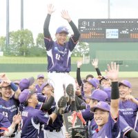 都市対抗出場を決め、選手らに胴上げされる日本製鉄かずさマジックの米田監督＝２４日、さいたま市の埼玉県営大宮公園野球場